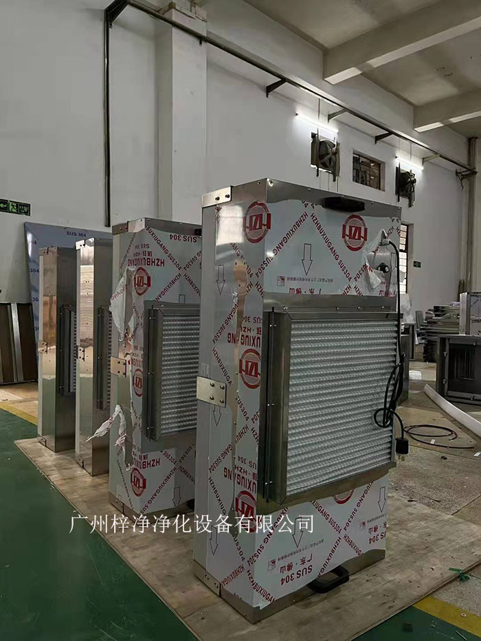 潔凈棚FFU配件初效過濾器位于FFU的前端，其主要作用是過濾掉空氣中的大顆粒塵埃、灰塵、纖維等雜質(zhì)。